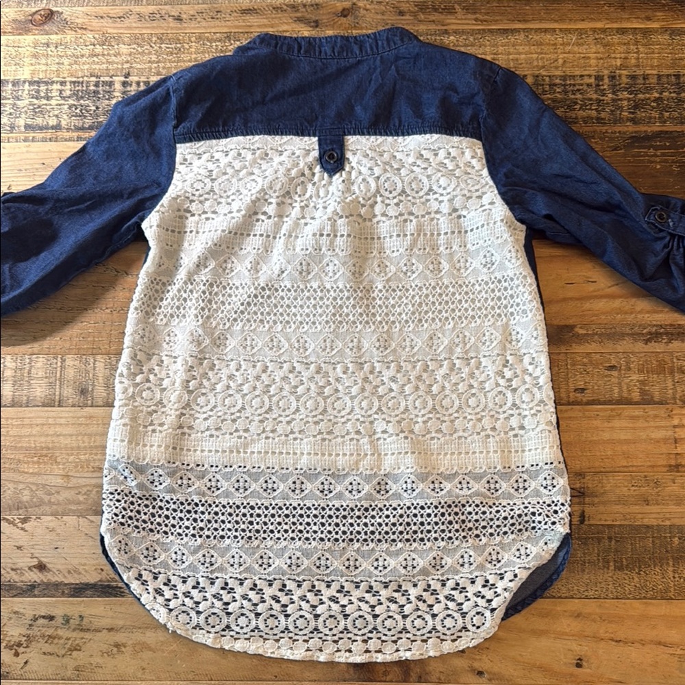 Girls ultra soft cotton shirt w lace back size M (8/10)